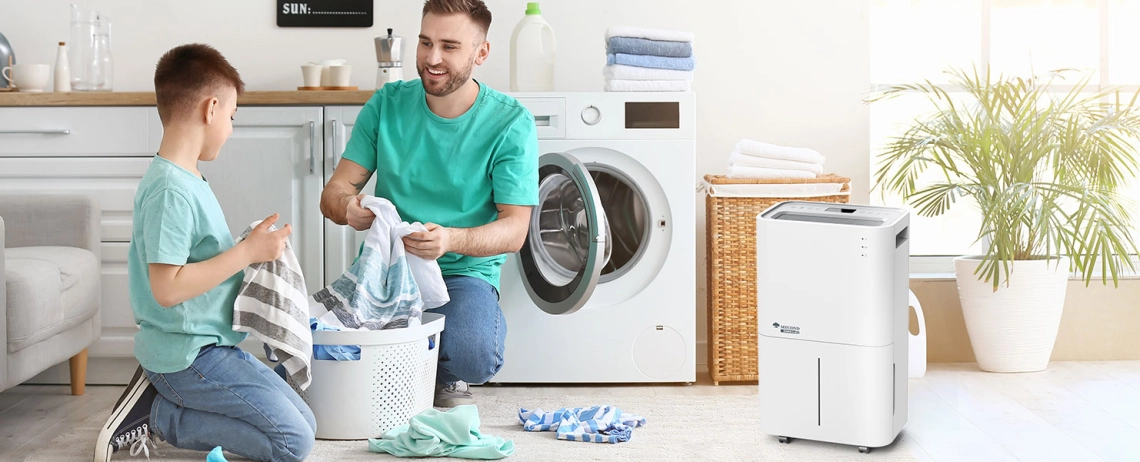 MyCond Roomer Eco 25 Баща и син се наслаждават на комфортна домашна среда.