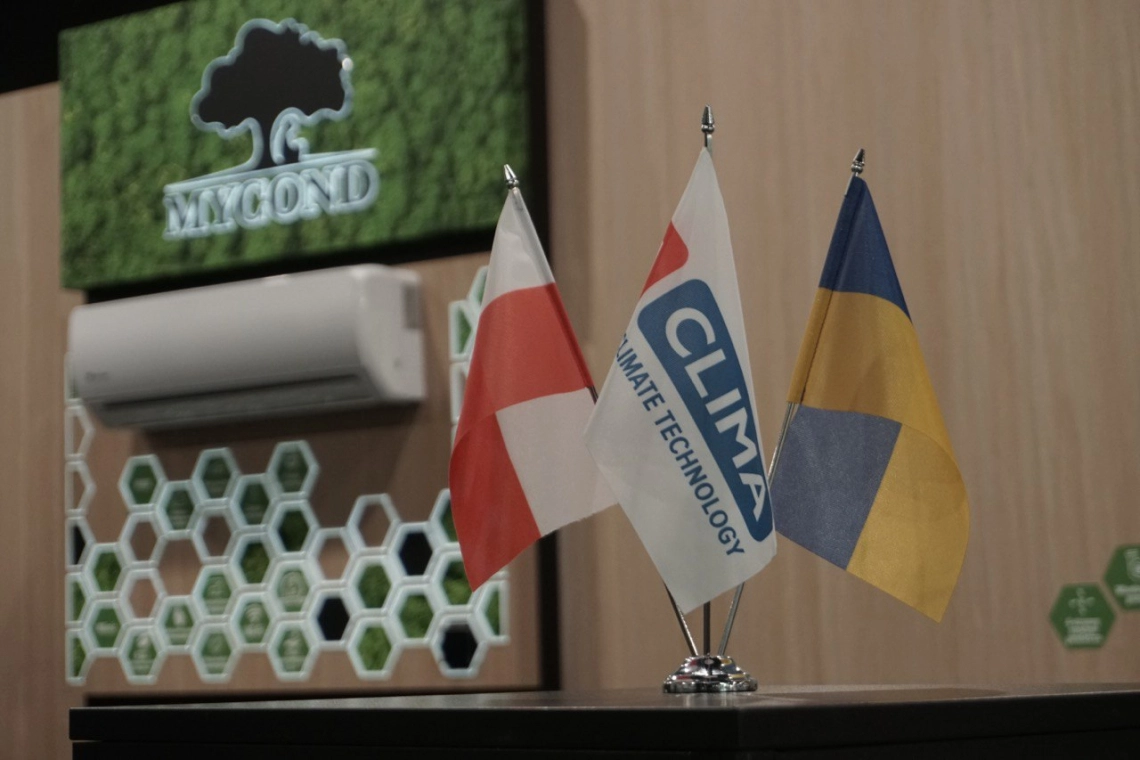 Щандът на Mycond на Warsaw HVAC Expo 2023, представящ термопомпи и системи за климатичен контрол.