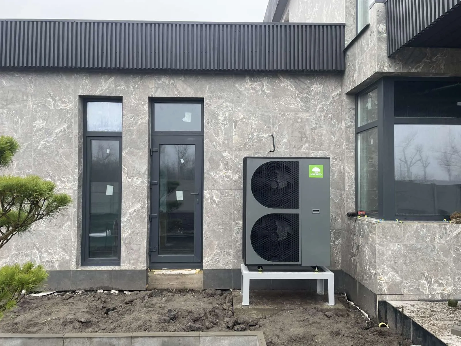 Съвременен частен дом с Mycond BeeThermic Monoblock термопомпа