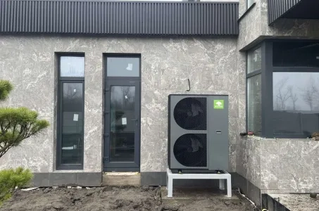 Съвременен частен дом с Mycond BeeThermic Monoblock термопомпа